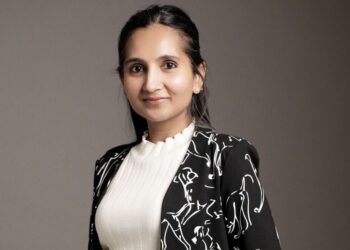 :** Jashmina Jain delicately shaping a client's hair at Florian Hurel Hair Couture