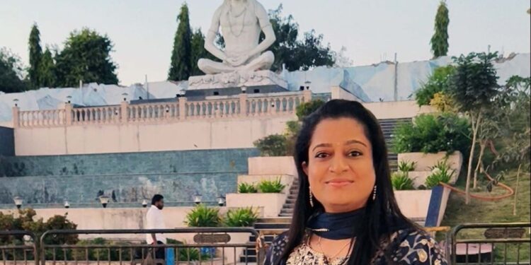 Actress-influencer Ekta Jain Visits Mahakaleshwar Jyotirlinga